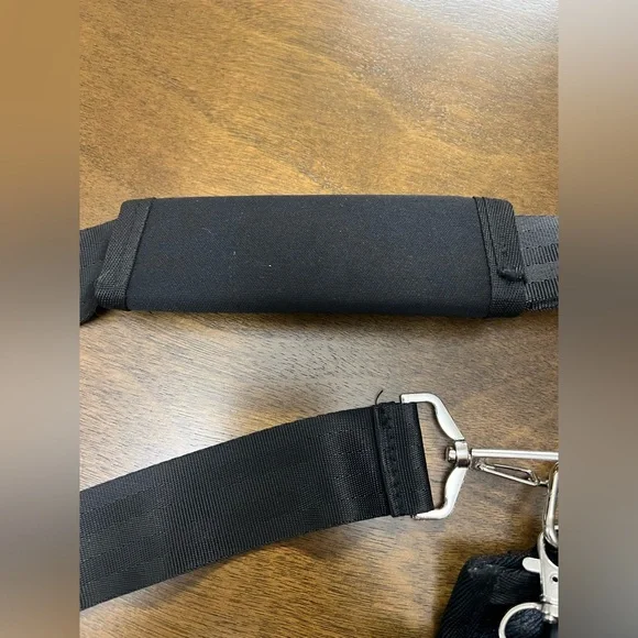 Sold*** Clinique BRUSH BELT makeup brush holder faux leather black (0393) - Picture 10 of 11